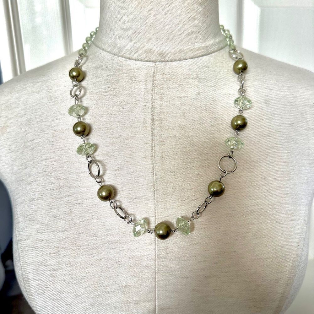 Green beaded silver tone necklace